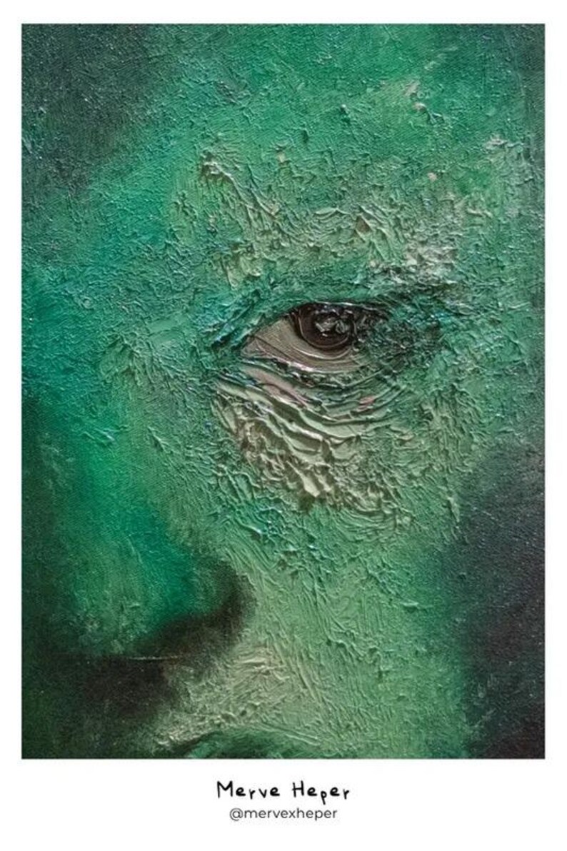 Op de afbeelding: Een olieverfschilderij op doek met een close-up van een menselijk oog in smaragd- en bosgroene tinten. De verf is dik en gestructureerd aangebracht, wat een reli&euml;feffect cre&euml;ert. De tekst Merve Heper @mervexheper staat onderaan.