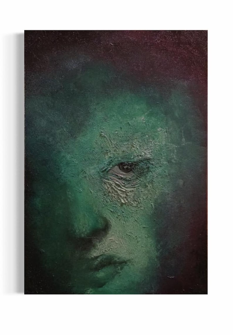 Puede incluir: Una pintura al &oacute;leo sobre lienzo que muestra un retrato en primer plano de un rostro en tonos verde profundo y granate oscuro. La textura es espesa y empastada, especialmente alrededor del ojo, con pinceladas visibles.