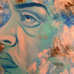 Puede incluir: Una pintura al &oacute;leo sobre lienzo que muestra un primer plano de perfil de un rostro en tonos azul verdoso, azul y rosa suave. Las pinceladas texturizadas crean un efecto de capas, con acentos de cobre met&aacute;lico en el cabello.