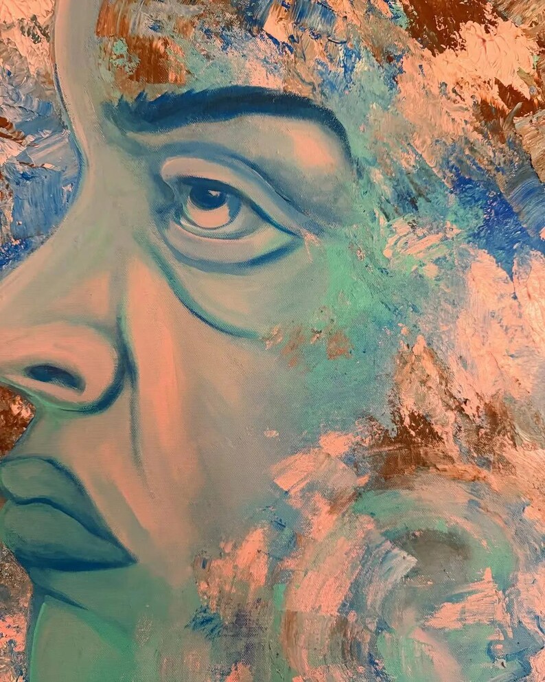 Puede incluir: Una pintura al &oacute;leo sobre lienzo que muestra un primer plano de perfil de un rostro en tonos azul verdoso, azul y rosa suave. Las pinceladas texturizadas crean un efecto de capas, con acentos de cobre met&aacute;lico en el cabello.