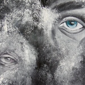 Puede incluir: Una pintura al &oacute;leo con un fondo texturizado monocrom&aacute;tico en negro, blanco y gris con dos ojos visibles. El ojo superior derecho es de color azul brillante, mientras que el ojo inferior izquierdo est&aacute; representado en tonos grises, mezcl&aacute;ndose con los trazos gruesos de pintura.