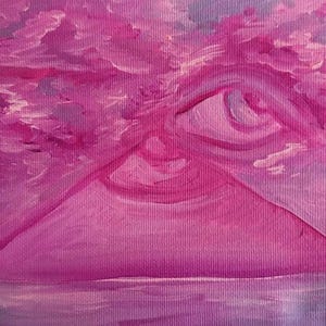 K&ouml;nnte beinhalten: Ein &Ouml;lgem&auml;lde auf Leinwand, das ein gro&szlig;es, stilisiertes Auge zeigt, das in eine Landschaft aus wirbelnden rosa und violetten Wolken integriert ist. Die Komposition verwendet monochrome T&ouml;ne, um Iris und Augenlid in den strukturierten Himmel einzubetten.