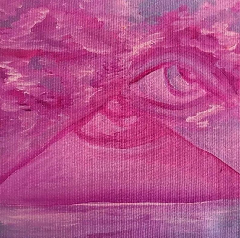 K&ouml;nnte beinhalten: Ein &Ouml;lgem&auml;lde auf Leinwand, das ein gro&szlig;es, stilisiertes Auge zeigt, das in eine Landschaft aus wirbelnden rosa und violetten Wolken integriert ist. Die Komposition verwendet monochrome T&ouml;ne, um Iris und Augenlid in den strukturierten Himmel einzubetten.