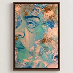 Puede incluir: Un cuadro enmarcado que muestra el perfil de un rostro en tonos azul y verde azulado, con capas de trazos texturizados en color melocot&oacute;n y oro met&aacute;lico. Un segundo perfil m&aacute;s peque&ntilde;o es visible en la esquina inferior derecha.