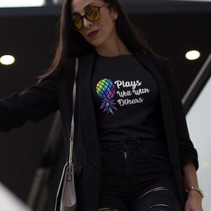 Play&#39;s Well With Others - uniseks ultrakatoenen T-shirt, ondersteboven ananas, hotwife, swingers, delen is zorgzaam