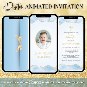 Op de afbeelding: Digitale geanimeerde uitnodiging weergegeven op drie smartphones. De uitnodiging bevat een babyfoto, doopdetails en een lichtblauw en goudkleurig ontwerp. De tekst luidt "Digital Animated Invitation" en "Instant Download Canva Template + Free Thank You Video."