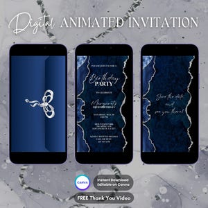 Puede incluir: Invitación digital animada mostrada en tres teléfonos inteligentes. La invitación presenta un diseño azul marino y plateado con el texto "Birthday Party" y los detalles del evento. El fondo es un patrón similar al mármol.