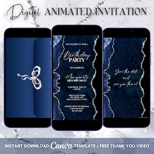 Op de afbeelding: Drie smartphones tonen een digitale geanimeerde verjaardagsuitnodiging. De uitnodiging heeft een marineblauw en zilver ontwerp met de tekst "Birthday Party" en evenementdetails. De eerste telefoon toont een marineblauwe achtergrond met een zilveren strik.