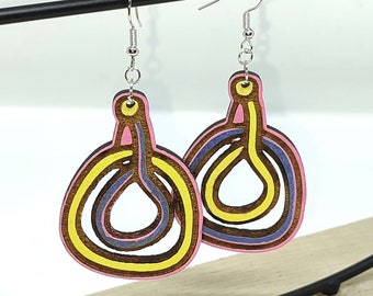 Boucles d'oreilles de caractère en bois et acier inoxydable, cadeau parfait aux couleurs estivales pour elle. Bijou simple et décontracté.