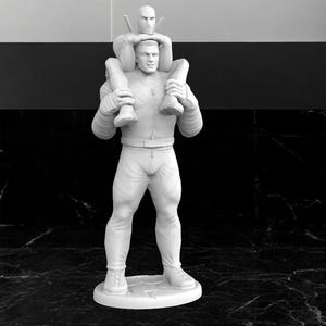 Könnte beinhalten: Weiße Figur eines Menschen, der einen anderen Menschen auf seinen Schultern trägt. Beide Figuren sind bekleidet und haben einen neutralen Gesichtsausdruck.