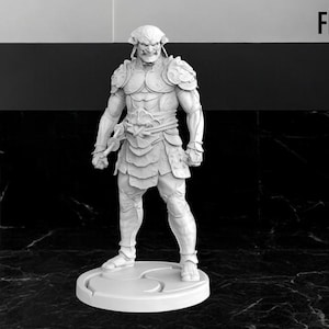 Puede incluir: Figurilla blanca pintada de un guerrero con armadura y máscara. La figurilla está de pie sobre una base redonda.