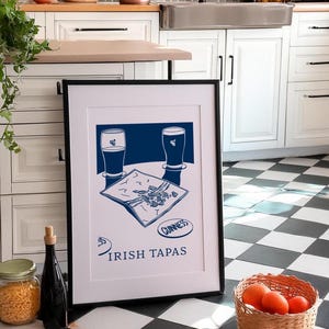Irische Tapas | Pints & Chips | Gerahmtes Poster | Lustiges Design | Guinness-Kunstwerk | Geschenke für Ihn | Retro Poster | Irland Poster | Pub