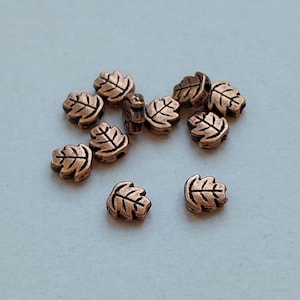 20 ou 100 pequenas contas espaçadoras em formato de folha de cobre vermelho antigo, 7 mm x 7 mm