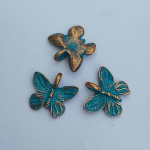 4 ou 20 breloques papillon à patine bleue, alliage cuivré vieilli à patine bleue, dimensions 15 x 13,5 mm