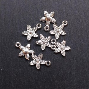 20 kleine Blumencharme, versilberte Blumencharme, Blumenanhänger, kleine Blumenlegierungsanhänger