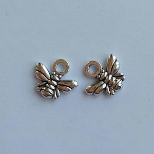 10 little bee charms, antique silver tone alloy, 10 x 11 mm