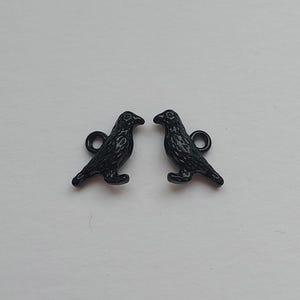 4 of 20 zwart geëmailleerde kraaivogelbedels, 16 x 10 mm