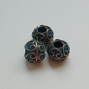Antyczne koraliki ze stopu miedzi, niebieska patyna, okrągłe koraliki ze wzorem (11 mm)