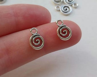 Breloques spirales couleur argent antique, alliage de zinc (11 x 8 mm)