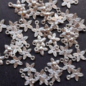 20 kleine Blumencharme, versilberte Blumencharme, Blumenanhänger, kleine Blumenlegierungsanhänger