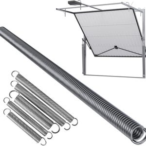 Op de afbeelding: Afbeelding van zilverkleurige garagedeurveren. De afbeelding toont een grote, opgerolde veer en verschillende kleinere veren, samen met een gedeeltelijk geopende garagedeur op de achtergrond. De veren hebben lusvormige uiteinden.