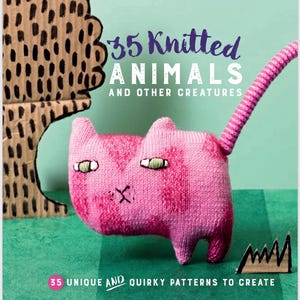 Könnte beinhalten: Eine rosa gestrickte Katze mit langem Schwanz und grünen Augen ist auf dem Cover eines Buches mit dem Titel "35 Gestrickte Tiere und andere Kreaturen" abgebildet. Das Cover enthält auch den Text "35 einzigartige und skurrile Muster zum Erstellen."