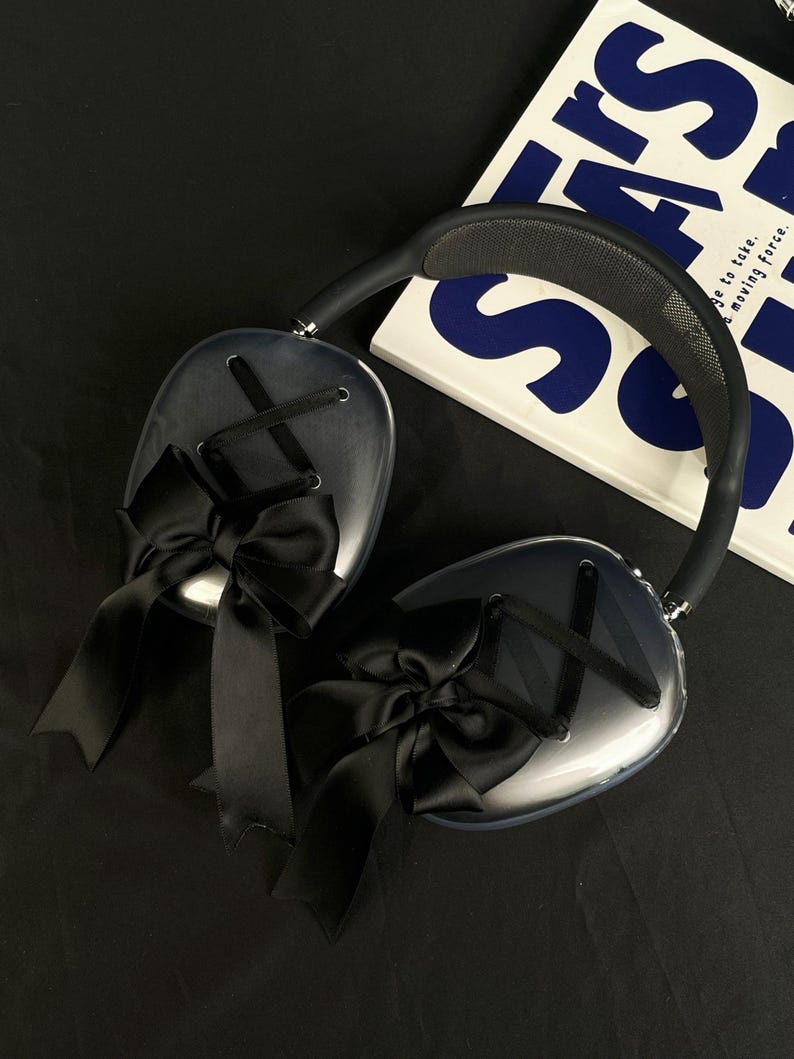 Puede incluir: Auriculares transparentes con lazos de sat&eacute;n negro en cada auricular. Los auriculares tienen una diadema negra.