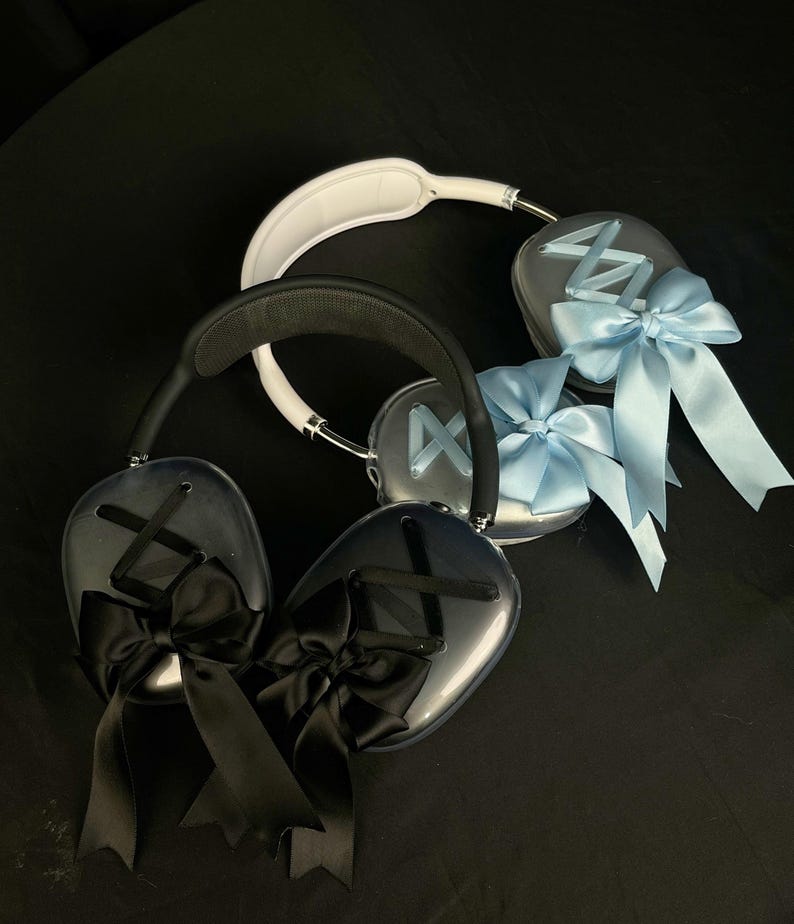 Puede incluir: Tres pares de auriculares con orejeras de pl&aacute;stico transparente y lazos. Los lazos son negros, azul claro y blancos.