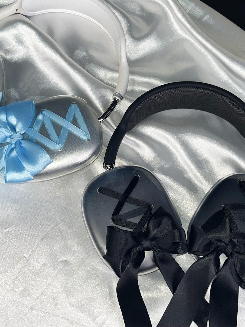 Puede incluir: Dos pares de auriculares con acabado plateado. Un par tiene un lazo de cinta azul y el otro tiene un lazo de cinta negro.
