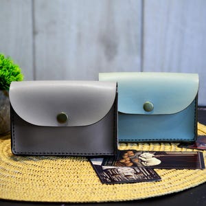 以下が含まれることがあります： 斑点のあるマット仕上げのセラミックマグカップ3個セット。マグカップはクリーム色、ライトブラウン、ダークブラウンの色合いです。各マグカップはシンプルでミニマリストなデザインで、丸みを帯びたハンドルが付いています。