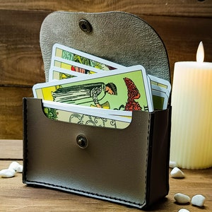 Porta cartas de tarot de cuero, caja de cuero para barajas, soporte de cuero para barajas, almacenamiento de barajas de tarot, porta cartas de tela, regalo espiritual, bolsa de tarot