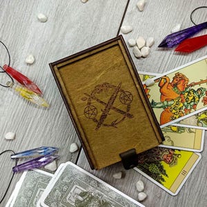 Scatola di legno personalizzata per carte dei tarocchi, scatola di legno per carte da gioco, porta carte dei tarocchi da scrivania, festa della mamma dei tarocchi, custodia porta carte dei tarocchi