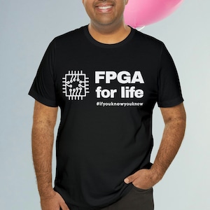Puede incluir: Una camiseta negra con un gráfico blanco de un chip de computadora y el texto "FPGA for life #ifyouknowyouknow".