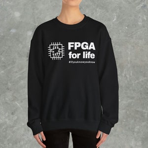 Op de afbeelding: Zwart sweatshirt met een witte afbeelding van een computerchip en de tekst "FPGA for life #IfYouKnowYouKnow"