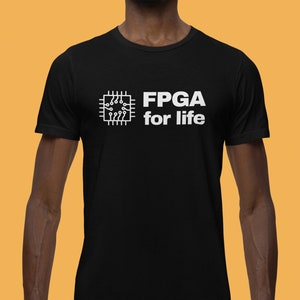 Puede incluir: Una camiseta negra con un gráfico blanco de un chip de computadora y el texto "FPGA for life".