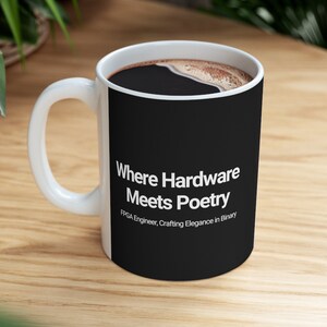 Może przedstawiać: Biały ceramiczny kubek z czarnym uchwytem i czarnym wzorem. Kubek zawiera czarną kawę i napis "Where Hardware Meets Poetry" oraz "FPGA Engineer, Crafting Elegance in Binary" nadrukowany na biało.