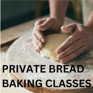 Könnte beinhalten: Hände kneten Teig auf einer mit Mehl bestäubten Holzoberfläche. Das Bild zeigt den Text "PRIVATE BREAD BAKING CLASSES" in fetten, schwarzen Buchstaben, was auf einen Kochkurs oder Workshop zum Brotbacken hindeutet.