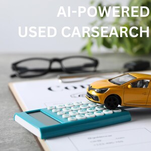 Könnte beinhalten: Ein gelbes Spielzeugauto liegt auf einem türkisfarbenen Taschenrechner mit weißen Tasten, der sich auf einem Klemmbrett mit Dokumenten befindet. Der Text "AI-POWERED USED CARSEARCH" wird darüber angezeigt. Eine schwarze Brille und ein Stift befinden sich im Hintergrund.