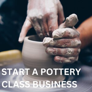 Könnte beinhalten: Hände, bedeckt mit Ton, formen einen Keramiktopf auf einer Töpferscheibe. Das Bild zeigt den Text "START A POTTERY CLASS BUSINESS" in Weiß. Der Fokus liegt auf dem Töpferprozess und der Herstellung von Keramik.