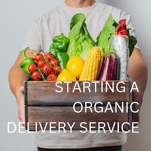 Könnte beinhalten: Eine Holzkiste gefüllt mit frischem Bio-Gemüse, darunter grüne Paprika, Tomaten, Zitronen, Mais und eine Aubergine. Auf der Kiste steht der Text "STARTING A ORGANIC DELIVERY SERVICE".