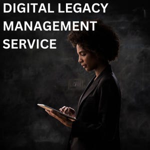 Könnte beinhalten: Eine Frau in einem schwarzen Blazer benutzt ein Tablet, mit dem Text "DIGITAL LEGACY MANAGEMENT SERVICE" in Weiß oben. Der Hintergrund ist eine dunkle Tafel.