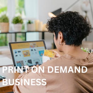 Könnte beinhalten: Eine Person benutzt einen Laptop und eine Kreditkarte. Der Laptop-Bildschirm zeigt eine E-Commerce-Website. Der Text "PRINT ON DEMAND BUSINESS" ist auf dem Bild überlagert. Die Person trägt ein braunes Hemd.