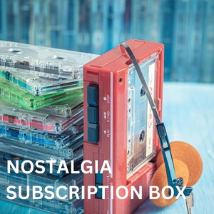 Könnte beinhalten: Ein roter Kassettenrekorder mit eingelegter Kassette, neben einem Stapel klarer und farbiger Kassetten. Das Bild enthält auch ein Paar orangefarbene Kopfhörer. Der Text "NOSTALGIA SUBSCRIPTION BOX" wird unten angezeigt.