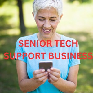 Könnte beinhalten: Eine ältere Person mit kurzen grauen Haaren lächelt, während sie auf ein Smartphone blickt. Der rote Text "SENIOR TECH SUPPORT BUSINESS" wird über dem Bild angezeigt. Die Person trägt ein hellblaues T-Shirt.