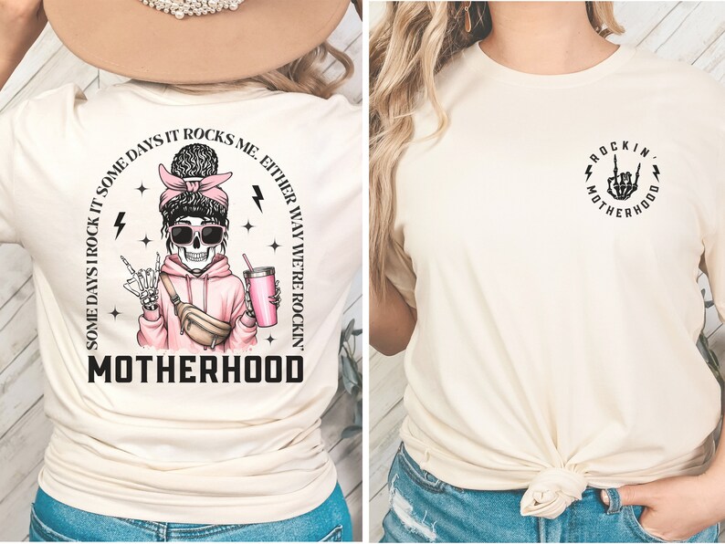K&ouml;nnte beinhalten: Ein cremefarbenes T-Shirt mit einem Motiv eines Skeletts, das einen rosa Hoodie, eine Sonnenbrille und eine Bauchtasche tr&auml;gt. Der Text "Some days I rock it. Some days it rocks me. Either way we're rockin' Motherhood" ist auf der R&uuml;ckseite des Shirts aufgedruckt. Die Vorderseite des Shirts zeigt ein Motiv einer Skeletthand mit dem aufgedruckten Text "Rockin' Motherhood".