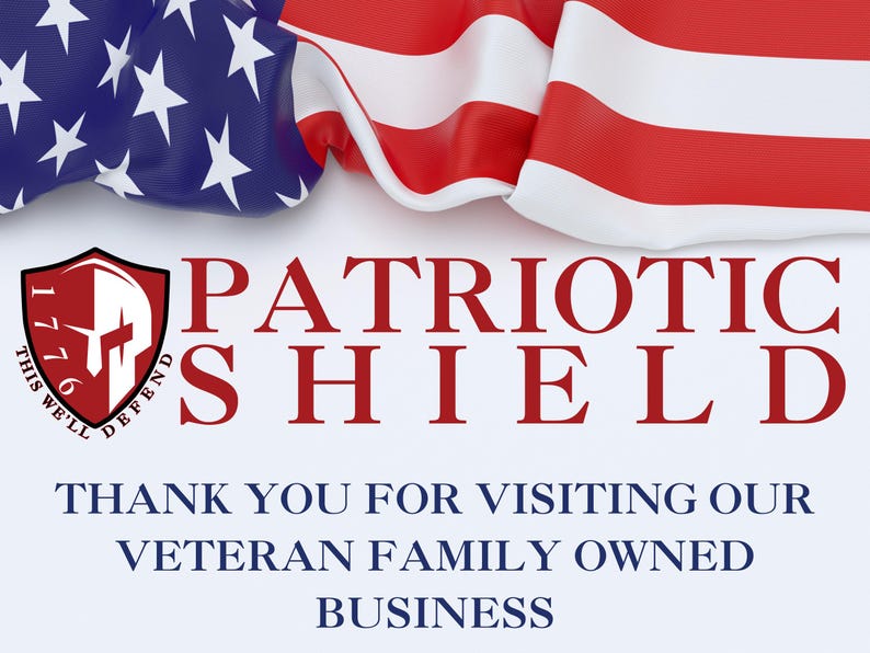 K&ouml;nnte beinhalten: Eine amerikanische Flagge in Rot, Wei&szlig; und Blau, die &uuml;ber eine wei&szlig;e Oberfl&auml;che gelegt ist, mit dem Text "PATRIOTIC SHIELD" in roten Buchstaben. Unter dem Text befindet sich ein Logo mit einem roten Schild und einem spartanischen Helm, mit dem Text "THIS WE'LL DEFEND" und "1776" in wei&szlig;en Buchstaben. Der Text "THANK YOU FOR VISITING OUR VETERAN FAMILY OWNED BUSINESS" befindet sich unter dem Logo.