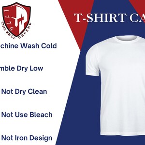 K&ouml;nnte beinhalten: Wei&szlig;es T-Shirt mit Pflegehinweisen: Maschinenw&auml;sche kalt, Trocknergeeignet bei niedriger Temperatur, nicht chemisch reinigen, nicht bleichen, Design nicht b&uuml;geln.  T-SHIRT CARE steht in Fettdruck oben im Bild.
