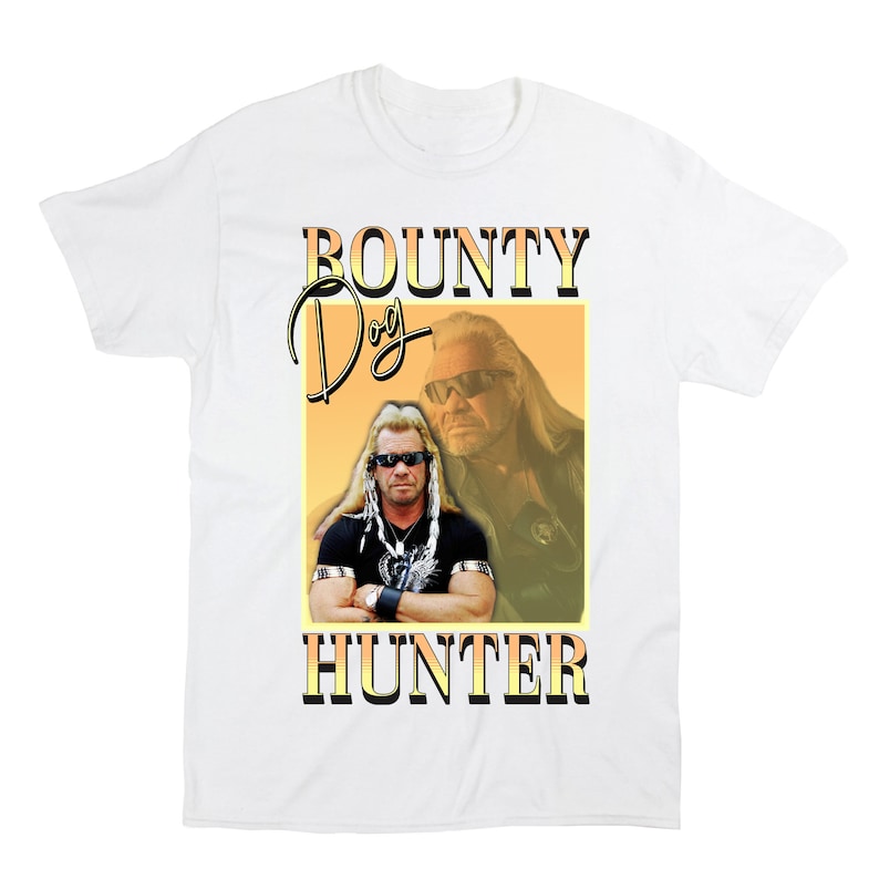 Pu&ograve; includere: Maglietta bianca con una grafica in stile retr&ograve; di Dog the Bounty Hunter. La grafica presenta uno sfondo giallo e arancione con il testo "BOUNTY DOG HUNTER" in un carattere nero grassetto.