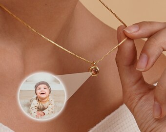 Collana con proiezione fotografica, Collana personalizzata con immagine, Gioielli commemorativi minimalisti, Gioielli nuziali, Regalo per lei, Regalo per la festa della mamma