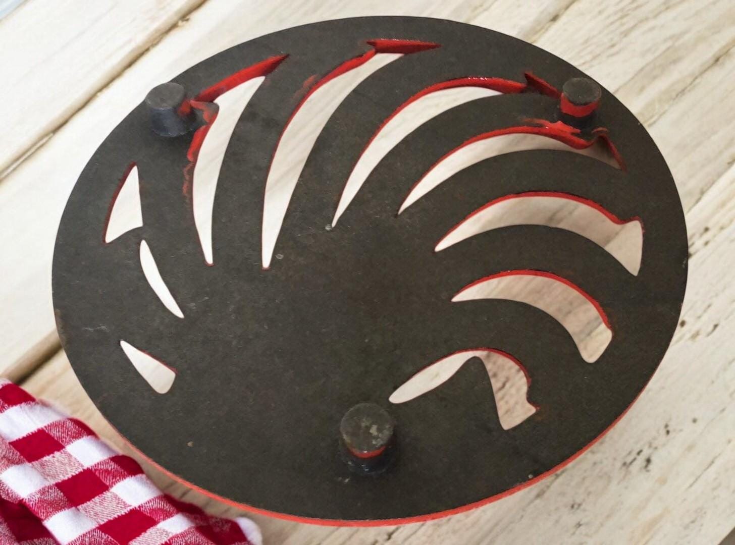 Sungmor Sottopentola in ghisa resistente, sottopentola decorativo per cucina o tavolo da pranzo, 19,1 x 19,1 cm, rotondo con grazioso motivo vintage a girasole
